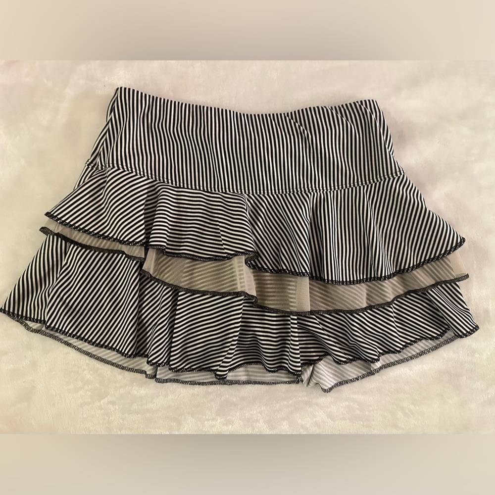 Lucky in Love Women’s skort. Excellent condition. Black stripe